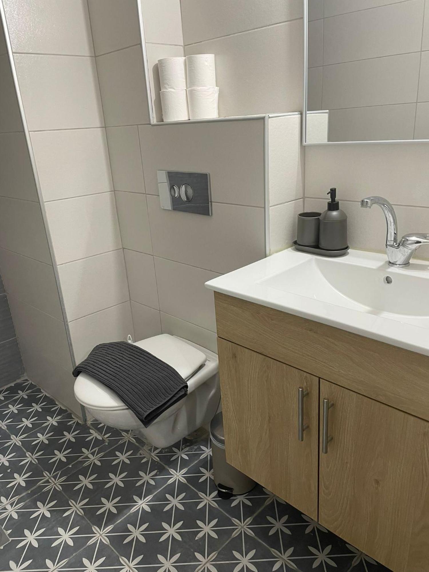 Lovely Flat In 32 Apartment *